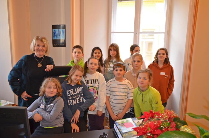 Bürgermeisterin Andrea Winkelmeier mit den Mitgliedern des aktuellen Kinderparlaments