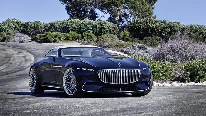 Das fast sechs Meter lange Vision Mercedes-Maybach 6 Cabriolet ist Luxus pur. Der Kontrast zwischen der dunkelblauen Lackierung und den Chromakzenten ist scharf. Die Form des Kühlergrills wurde von einem Nadelstreifen-Anzug inspiriert.