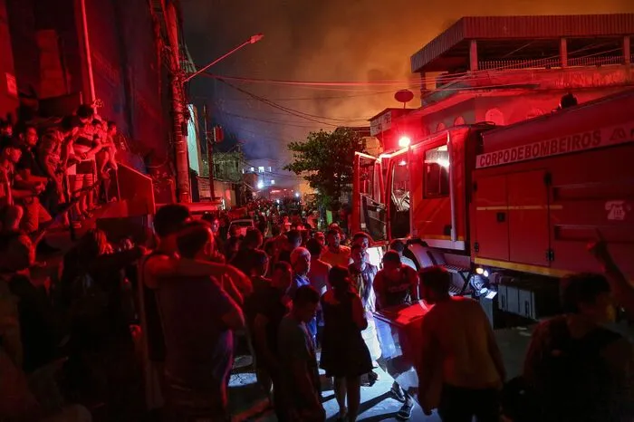 Auf Videos in sozialen Netzwerken war ein Meer aus Flammen zu sehen. Bewohner des Armenviertels Ecudandos mussten zusehen, wie ihre Häuser verbrannten.