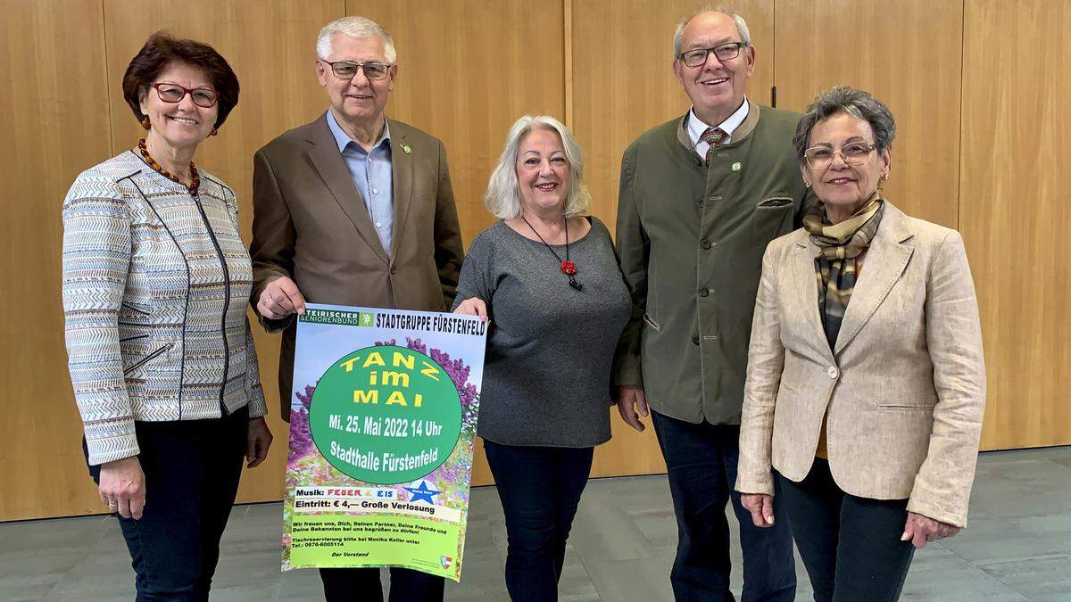 Obmann Heinrich Novak und Obmann-Stellvertreter Walter Eder-Haldedl mit Sportreferentin Sonja Piller und weiteren Stadtgruppe-Mitglieder