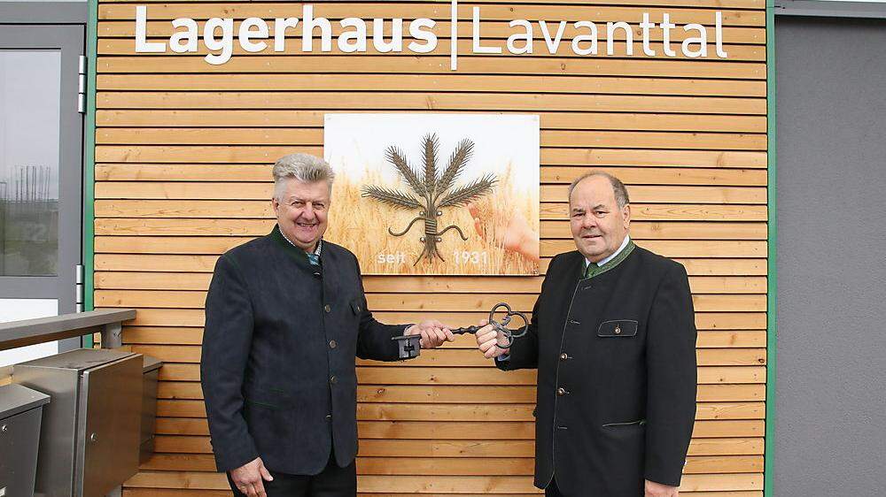 Der neue Lagerhaus-Obmann Johann Glawischnig übernimmt symbolisch den Schlüssel von seinem Vorgänger Anton Heritzer (von links)