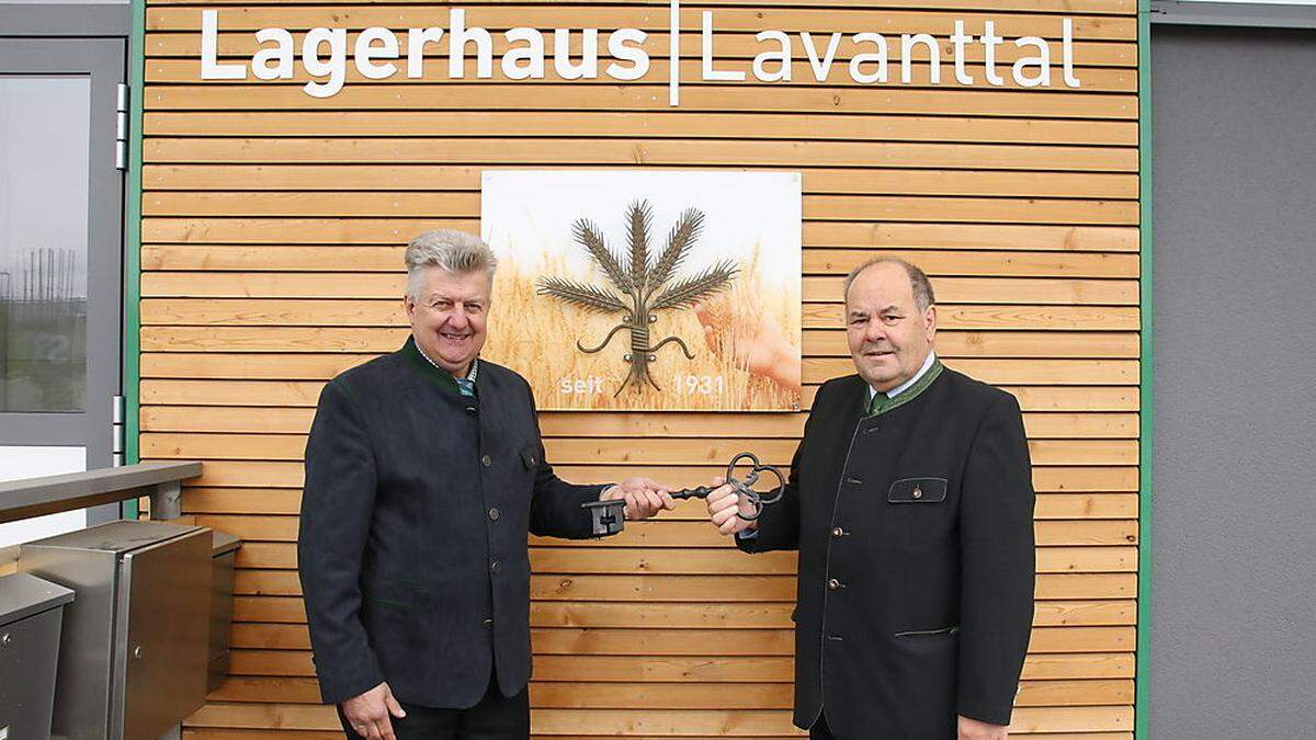 Der neue Lagerhaus-Obmann Johann Glawischnig übernimmt symbolisch den Schlüssel von seinem Vorgänger Anton Heritzer (von links)