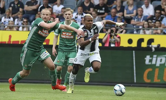 Emeka Eze traf am 29. April 2018 zwei Mal und musste nach einem schweren Foul von Max Hofmann mit Wadenbeinbruch ausgewechselt werden