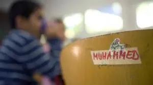 Muhammed DEU, Deutschland, Germany, Berlin, 01.10.2010 Namensschild Muhammed in einer Schule. Kind, Kinder, Jugendliche, Deutschland, Gesellschaft, 2010, Europa, Symbolfoto, symbolisch, Symbolbild, Symbol, sozial, Sozialpaedagogik, sozialer Dienst, Mohammed, Unterrichtsstunde, Bildung, Bildungssystem, Bildungswesen, Ausbildung, Erziehung, Wissen, lernen, Kind, Kinder, Schule, Unterricht, Pisa, Pisastudie, Schule, Schulwesen, Gesellschaft, Lebenswelten, Minderheit, Integration, Migranten, Migration, Multikulturell, Randgruppen, Tuerkische Gemeinde, Tuerken, Tuerkisch, Europa, Muslim, Muslime, Islam. Sign Muhammed at a school. society, Germany, Europe, child, children, 2010, School, Education, Student, Students, child, children, knowledge, lesson, Germany, German, Turkish Community, Muslim, Migrants, Multi culture, Immigration, Integration, Minorities, Society, child, girl, pupil