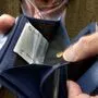 Die Trickbetrügerin entwendete Geld aus der Geldbörse