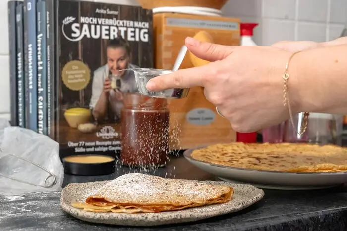 Der Palatschinken-Klassiker schlechthin: gefüllt mit Marmelade und einer ordentlichen Portion Staubzucker.