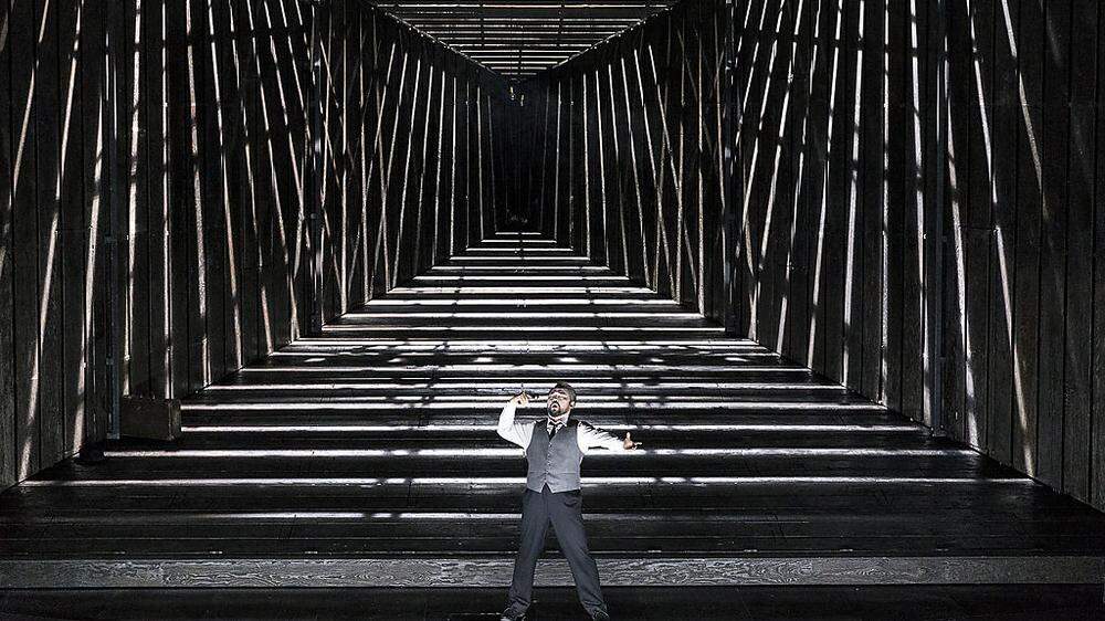 Samuel Youn sucht als "Fliegender Holländer" im atmpsphärischen Bretterbühnenbild von Pierre-André Weitz den Tod