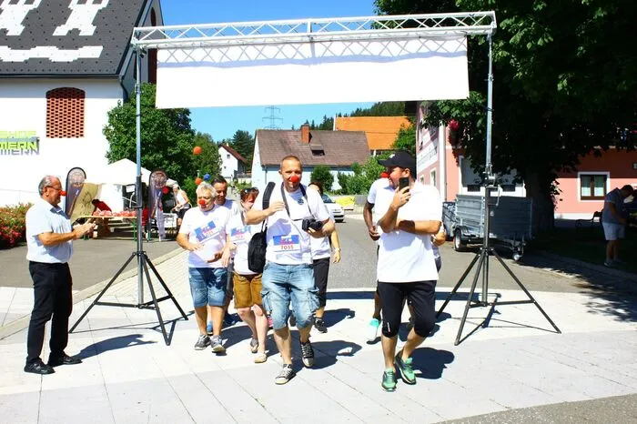 Bürgermeister Karl Dobnigg und Markus Woger vom Kickboxclub konnten beim ersten Rote Nasen-Lauf in Kammern erfreulicherweise 250 Läuferinnen und Läufer begrüßen.