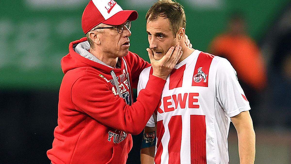 Keine einfache Situation: Kölns Trainer Peter Stöger tröstet seinen Kapitän Matthias Lehmann