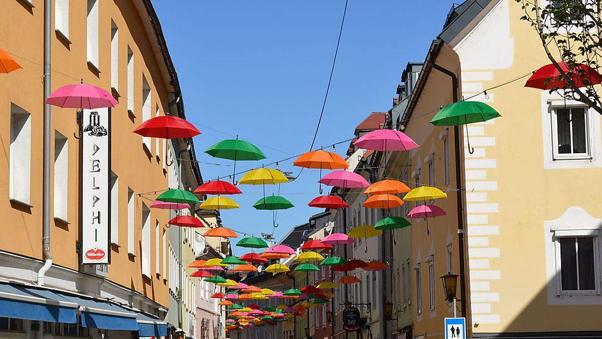 200 bunte Schirme machen die Lederergasse zum Blickfang