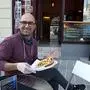 Ali Rafati bietet eine große Palette an Hot-Dog-Varianten an