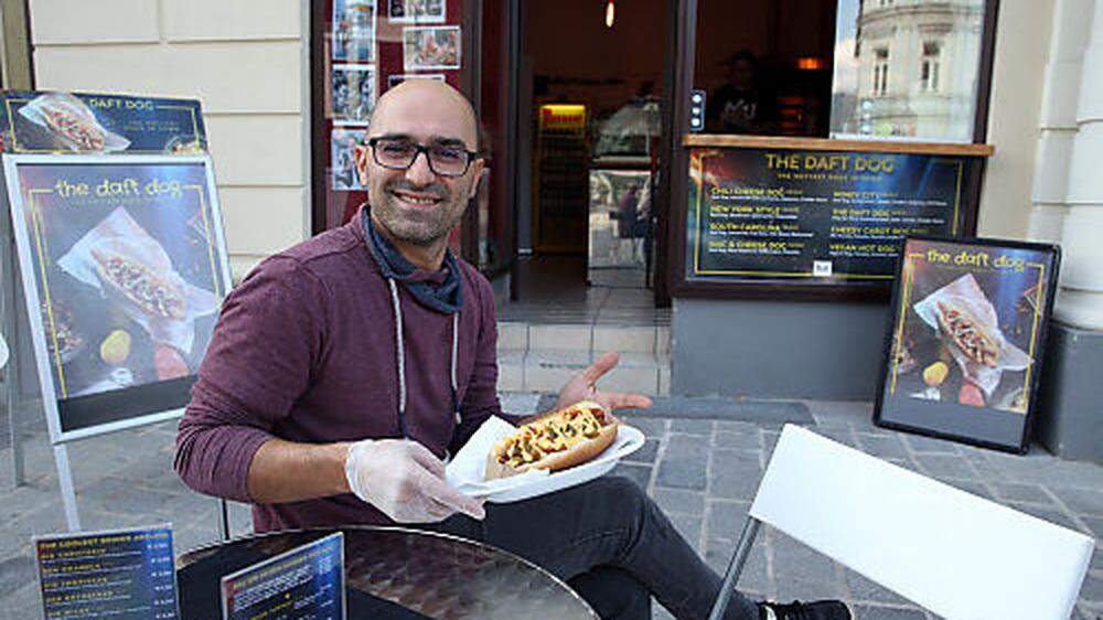 Ali Rafati bietet eine große Palette an Hot-Dog-Varianten an