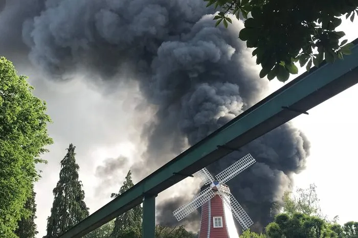 Die erste Meldung über den Brand in dem nördlich von Freiburg gelegenen Freizeitpark hatte die Feuerwehr gegen 18.20 Uhr erreicht.