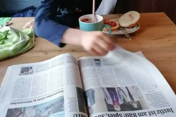 Julian liest täglich die Kleine Zeitung in der Früh beim Frühstück mit Oma und Opa.