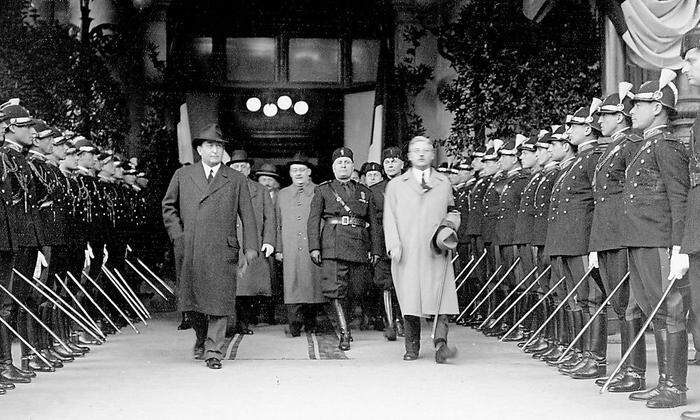 1934: Der „Schutzherr“ Österreichs, der italienische „Duce“ Benito Mussolini, empfängt am Bahnhof in Rom Bundeskanzler Kurt Schuschnigg (rechts) und den ungarischen Ministerpräsidenten Gyula Gömbös