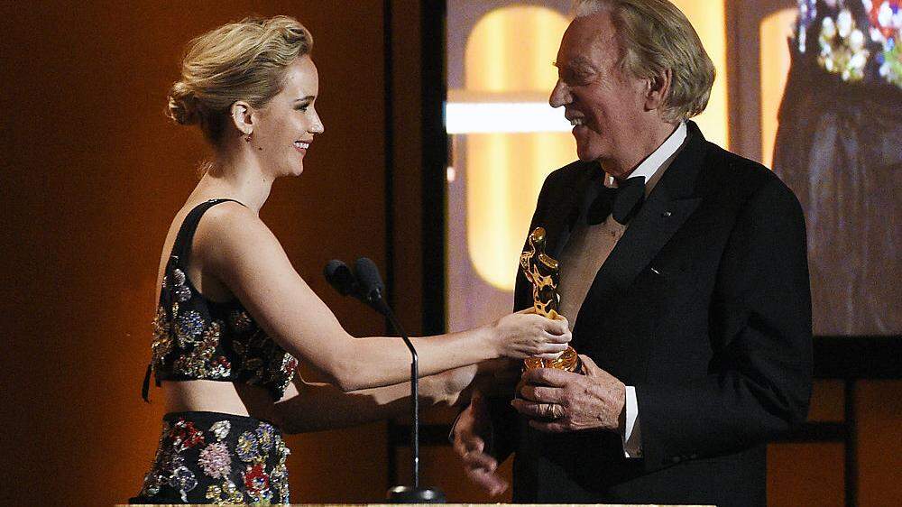 Jennifer Lawrence überreicht den Ehren-Preis an Donald Sutherland