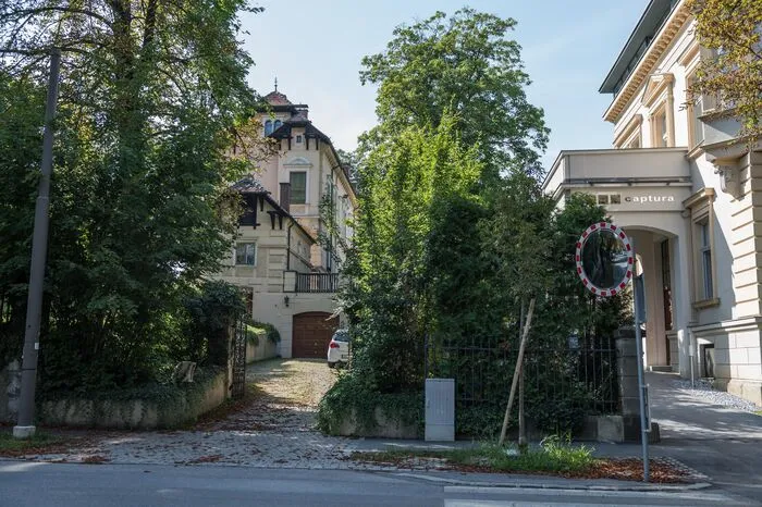 Schubertstraße 35 (links) und 37 (rechts): Auf dem Areal der Nummer 35 befindet sich auch der legendäre "Mozarttempel", das überhaupt erste Denkmal, dass für Wolfgang Amadeus errichtet wurde, 1792, wenige Monate nach dem Tod des Komponisten. Die "Villa Hönel" selbst wurde 1889 erbaut. Links auf Nummer 36 ist ein Investmentunternehmen der Hausherr, das völlig sanierte Gebäude stammt aus dem Jahr 1873, hinten im früheren Park entstand ein Neubau.