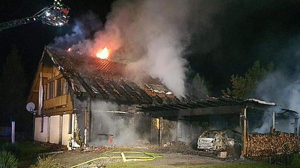 Das Feuer breitete sich über den Carport auf den ersten Stock des Wohnhauses aus