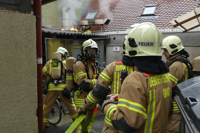 Die Berufsfeuerwehr Graz spricht von einem "ausgedehnten Küchenbrand" in einem einstöckigen Gebäude an der Ecke Luthergasse/Schlögelgasse.