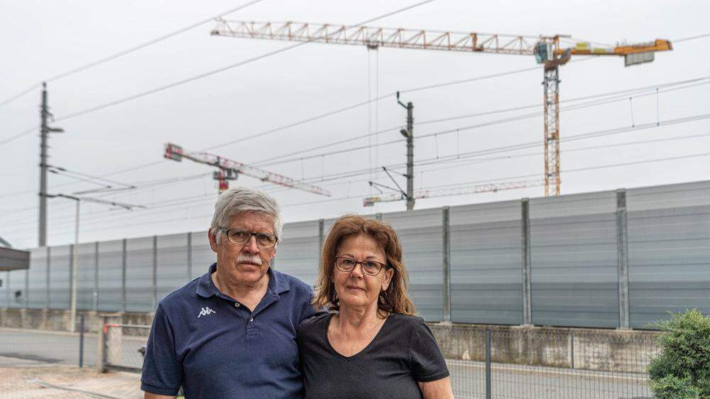 Heinz und Maria Pichler leben direkt an der Lärmschutzwand, die sie von der Südbahnstrecke abschirmt. Auf der anderen Seite der Bahnstrecke entsteht das Bauprojekt &quot;Gate 17&quot;