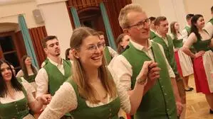 68 junge Frauen und Männer aus Landjugend-Ortsgruppen quer durch den Bezirk Weiz proben für den Bauernbundball in Graz