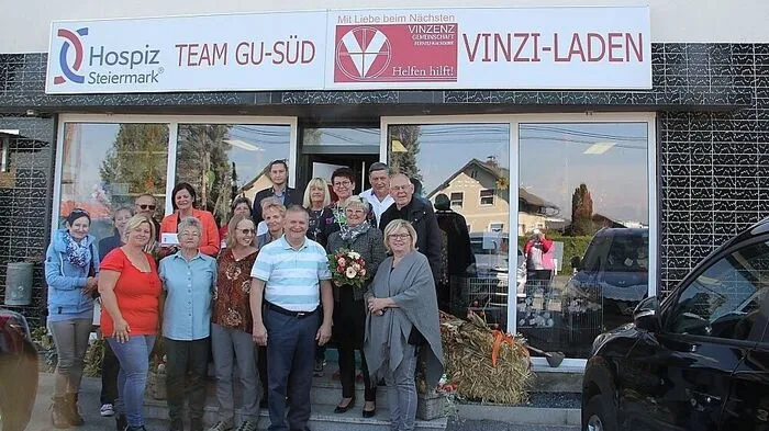 Das Team mit den Ehrengästen beim Projektstart