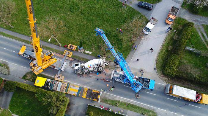 Ein Spezialunternehmen mit einem 200-Tonnen-Kran zur Bergung des Fahrzeuges aus Niederösterreich musste angefordert werden