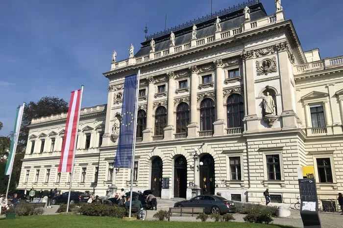 Die Fahnen wurden vor der Uni gehisst