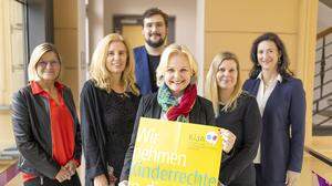 Astrid Liebhauser (vorne) und ihr Team von der Kinder- und Jugendanwaltschaft: Eva Trampitsch, Romana Bürger, Thomas Piovesan, Nina Lin, Barbara Fuchs-Schoi (dahinter von links nach rechts)