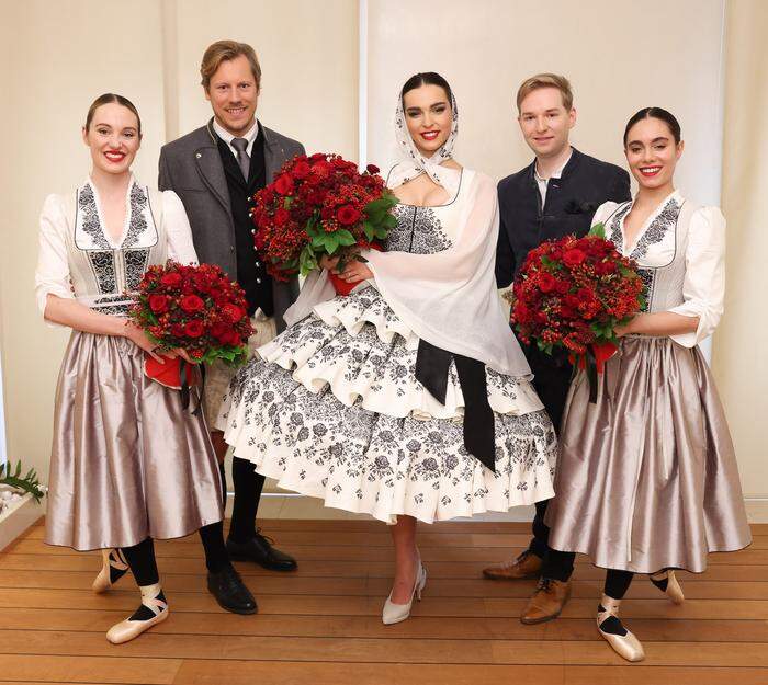Tänzerin Angelika Ratej, Maximilian Gössl, Lili Paul-Roncalli, Designer Emanuel Burger, Tänzerin Liviana Degen