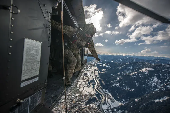 Ein Black Hawk und eine Augusta Bell sind im Einsatz