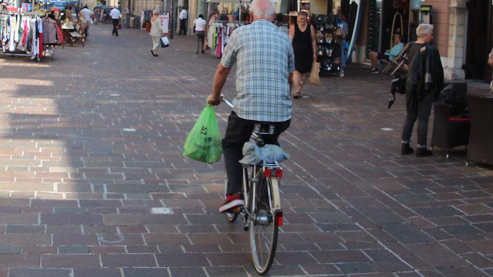 Noch ist das Radln in der Fußgängerzone erlaubt. Doch ein Verbot wird überlegt