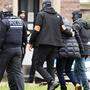 Die deutsche Bundesanwaltschaft hatte am Mittwoch 25 Menschen festnehmen lassen. 22 von ihnen wirft sie vor, Mitglied einer terroristischen Vereinigung zu sein, die das politische System in Deutschland stürzen wollte 