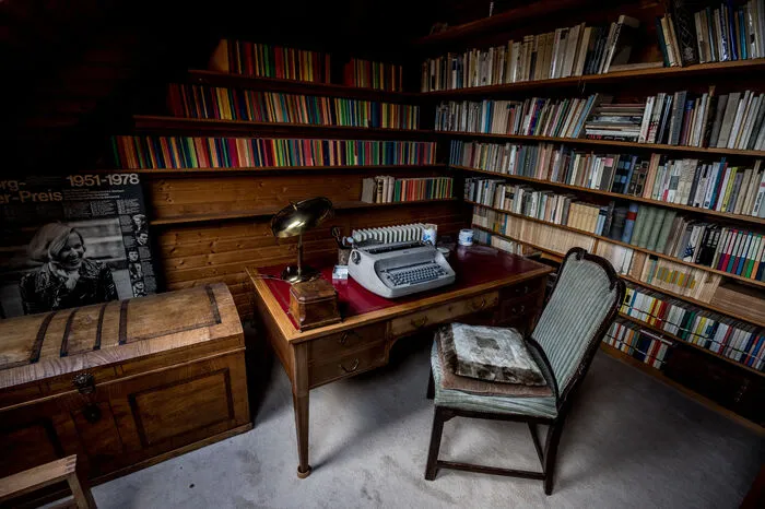 Der Dachboden wurde ausgebaut, dort befindet sich die Bibliothek der Dichterin sowie ihr Schreibtisch.
