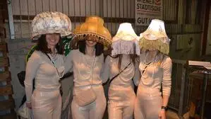 Die Lampen aus den 70ern, bekannt vom Hit „Wackelkontakt“, waren letztes Jahr ein beliebtes Verkleidungsmotiv