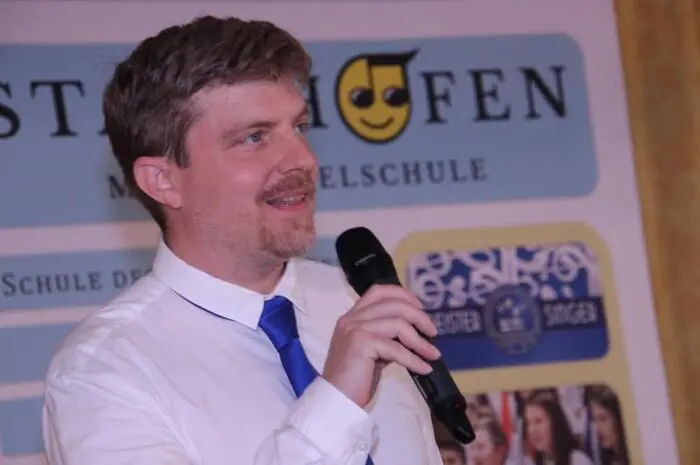 Schuldirektor Georg Reich freute sich über die zahlreichen Besucher, besonders aber über den Besuch von Bürgermeister Franz Feirer. „Es war ein Schuljahr voller Erfolge, wir sind stolz auf das Erreichte“, so Reich. 
