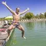 Das schöne Wetter am 1. Mai nutzten schon einige für den Sprung ins kühle Nass