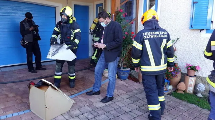 Ein Holzverbau geriet in Brand