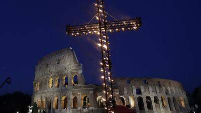 Das erleuchtete Kreuz vor dem Kolosseum 