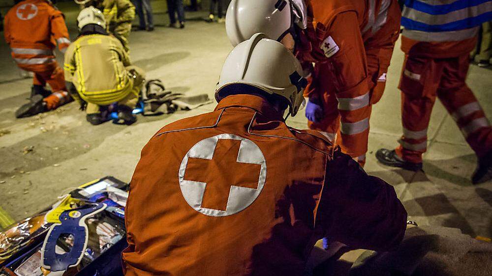 Nach der Erstversorgung vor Ort wurden drei Personen ins Spittal  Krankenhaus eingeliefert (Symbolbild)