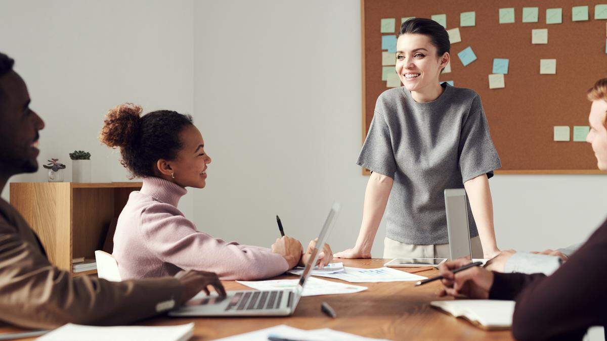 Wie verwandelt sich ein Unternehmen in einen begehrten Arbeitgeber und schafft es, dass seine Mitarbeiter zu leidenschaftlichen Botschaftern werden? Das Geheimnis liegt im Employer Branding!