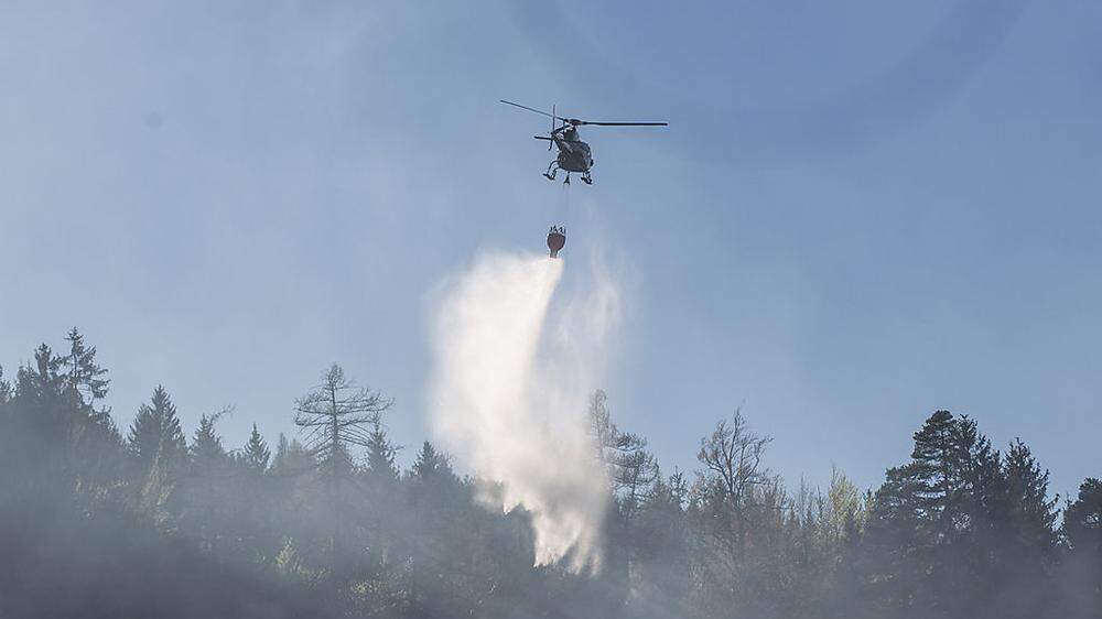 Mittlerweile wird der Brand mit zwei Hubschraubern aus der Luft bekämpft