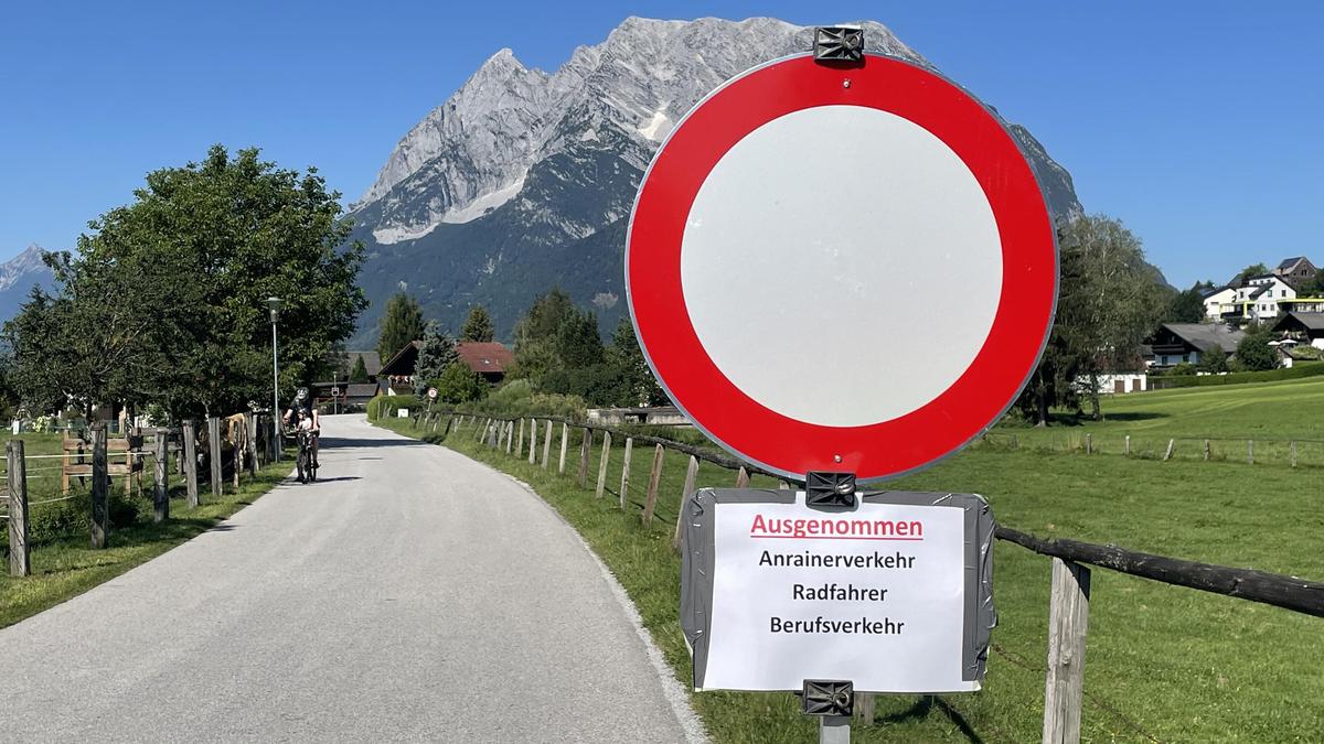 Die Sperre über den Sallaberg wurde entschärft, ab sofort kann die Strecke auch wieder vom Berufsverkehr benutzt werden