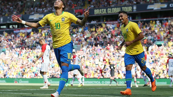 Neymar in Brasiliens traditionellen Trikotfarben