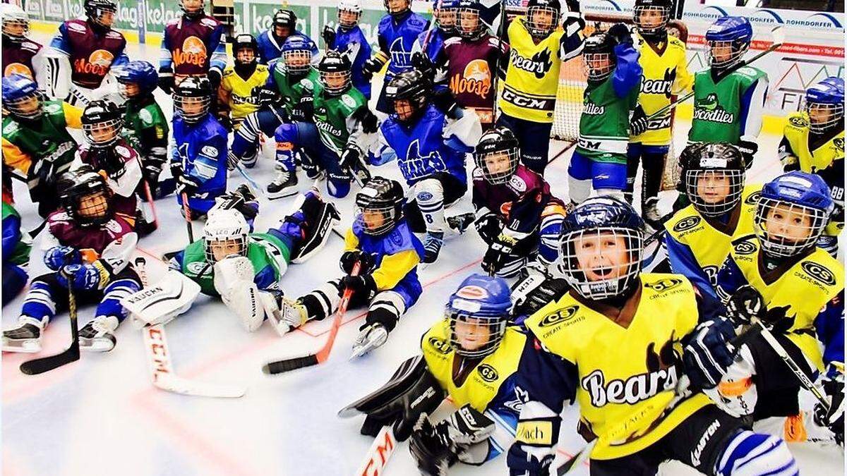 Die Bambinis des VSV haben jede Menge Spaß beim Eishockey