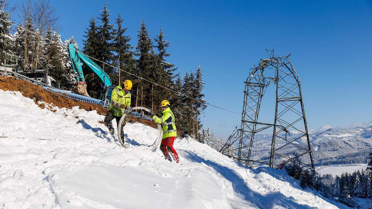 Nachdem der Mast eingeknickt war, machten sich Monteure an die Arbeit. Binnen 28 Stunden war ein Ersatzmast errichtet, der Strom konnte wieder fließen. 