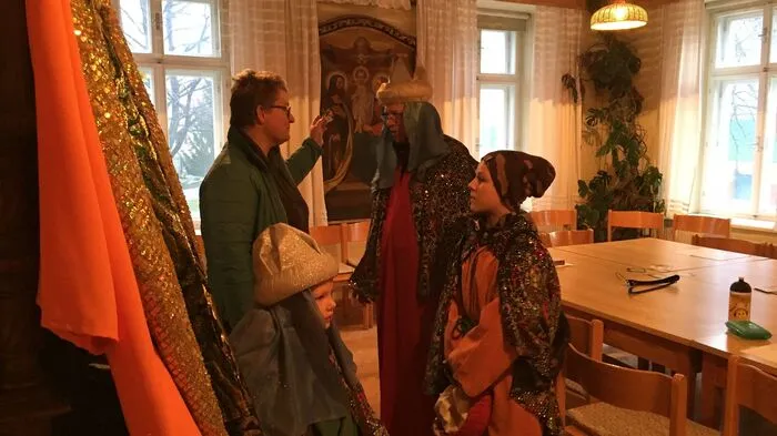 Der Tag beginnt für die rund 40 Sternsingerinnen und Sternsinger der Pfarre Bad Gams mit dem Ankleiden.