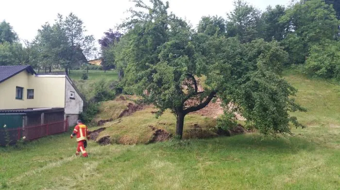 Ein Murenabgang, eine Schlammlawine durch ein Einfamilienhaus, sowie mehrere überflutete Straßen und Keller mussten von den Einsatzkräften der FF Krieglach ausgepumpt werden.