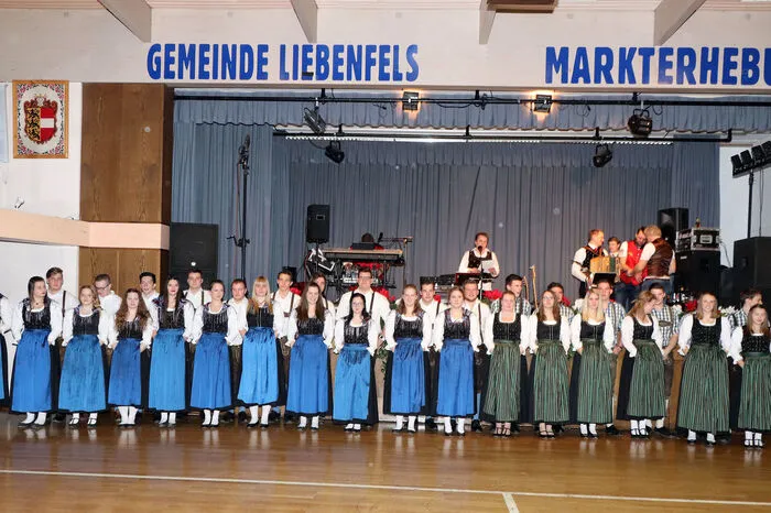 Wie jedes Jahr wurde der Ball mit einem Auftanz von der „Landjugend Sörg“ unter Obmann Matthias Fasching und Leiterin Selina Gratzer sowie der „Landjugend Frauenstein“ unter Obmann Thomas Ogriseg und Leiterin Sybille Nauschnig eröffnet. Die Mitternachtseinlage gestaltete die „Landjugend Frauenstein“.