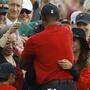 Tiger Woods umarmt nach dem Sieg seine Familie